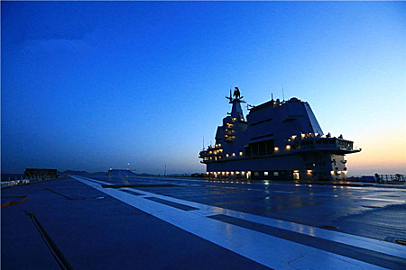 中国第二艘航母完成首次出海试验返回大连