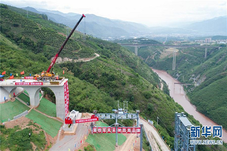 中老铁路元江特大桥开始架梁