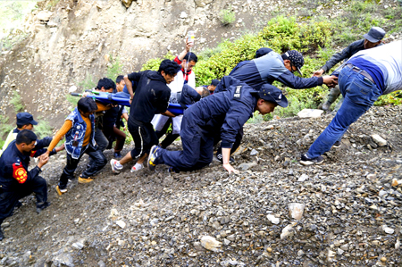 迪庆货车侧翻下80米悬崖，警民合力营救2人脱险