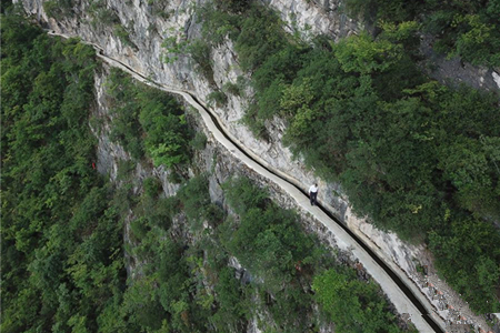 承诺——记“大山里的老愚公”黄大发