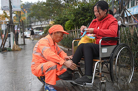 【中国故事】有一种爱，叫坐着轮椅陪你扫马路
