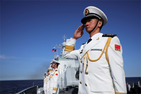 中国海军西安舰参加俄罗斯海军节庆典海上阅兵 