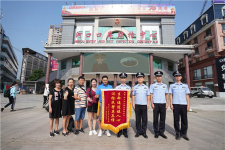 云南河口出入境边检站紧急开通“绿色通道”抢救病患 海外华人赠送锦旗致谢