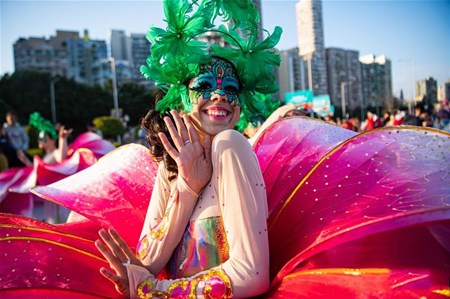 澳门举行国际幻彩大巡游欢庆回归祖国20周年
