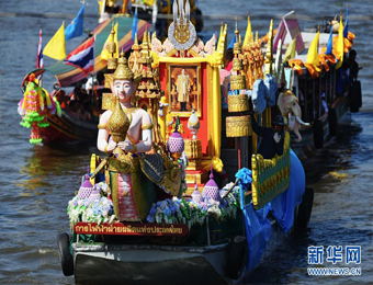 泰国暖武里府举行三宝佛节水上巡烛仪式