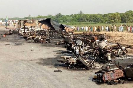 巴基斯坦一油罐车侧翻引发大火已致120人死亡