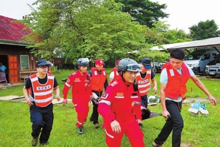 中国援建的老挝首支医疗应急救援队成立