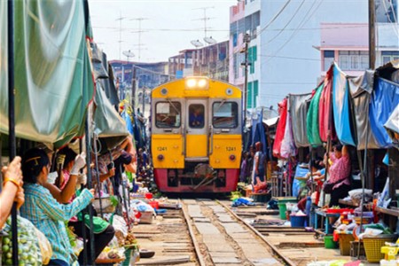 游走曼谷｜跟着《国民大生活》走进美功铁道市场