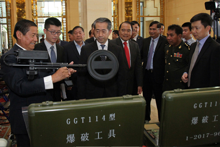 中国援助柬埔寨扫雷行动机构物资交接仪式在金边举行