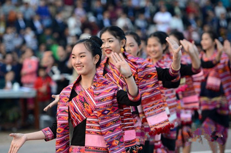 沙耶武里大象节上的老挝佳丽