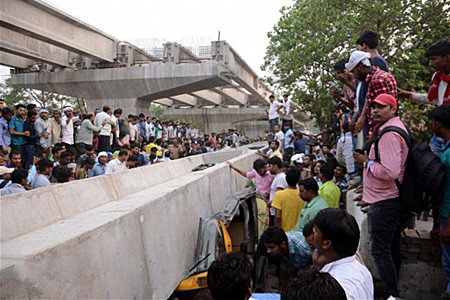 印度北方邦一座在建立交桥垮塌造成16人死亡