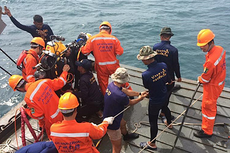 中泰救援力量在事故海域尝试打捞最后一具遇难者遗体