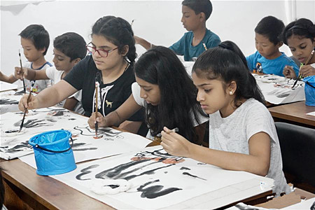 水墨画培训吸引斯里兰卡儿童体验中国文化
