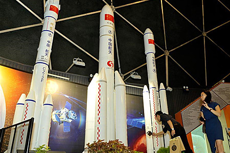 中国捐赠的航天器模型在马来西亚展出