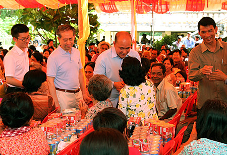 中国驻柬使馆向柬埔寨受灾民众捐赠物资