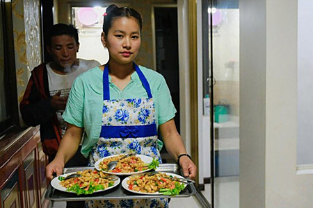 尼泊尔家庭在中国边境小镇的新生活