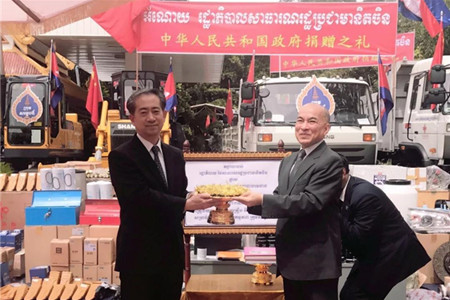 西哈莫尼国王出席中国援柬国王工作队物资交接仪式