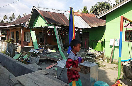 印尼强震及引发的海啸已造成832人死亡