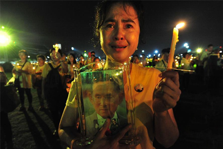泰国民众纪念先王普密蓬逝世两周年