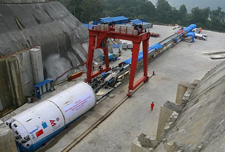 中国“挖隧道神器”在尼泊尔总掘进里程突破1万米