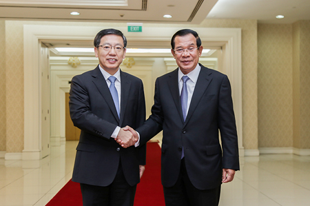驻柬埔寨大使王文天到任拜会柬首相洪森