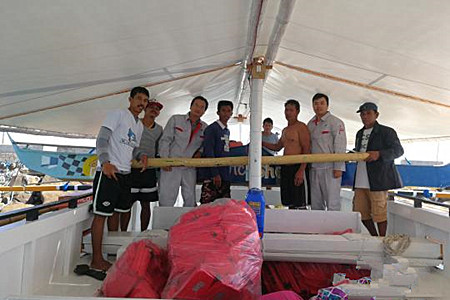 中国勘测人员成功营救菲律宾两渔民