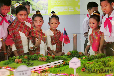 老挝农冰村小学师生儿童节体验中老铁路建设