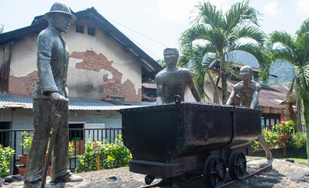 印尼百年煤矿遗址
