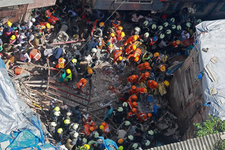印度孟买一楼房坍塌至少2人死亡数十人被困
