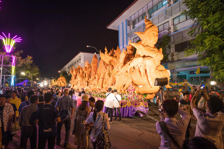 泰国乌汶府：数万人争睹蜡雕巡游盛会