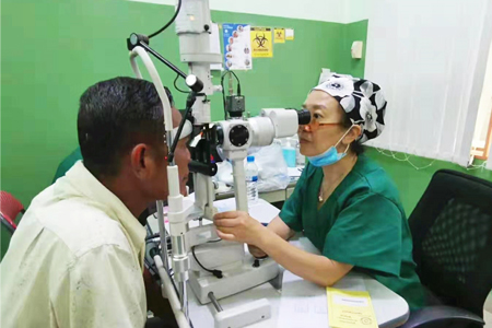 云南医疗队为柬埔寨 白内障患者“送光明”