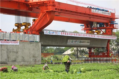 印度尼西亚雅万高铁万隆段首榀箱梁成功架设