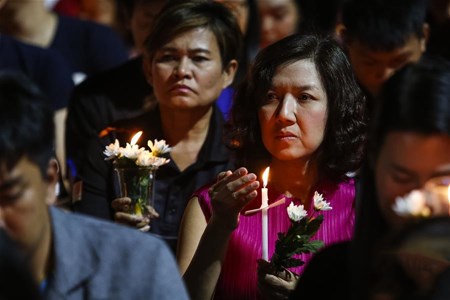 泰国民众悼念枪击案遇难者
