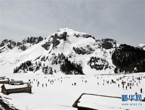 香格里拉巴拉格宗雪山美景如画