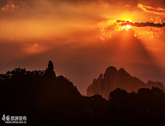 黄山再现绚烂日落景观：红霞映奇石 幻状离奇