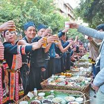 绿春哈尼十月年长街古宴文化旅游节举行