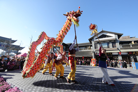 九龙瀑布、抚仙湖、石林接待游客居全省前三，世博园增长速度最快，三地自驾车超过50万辆——<br> 春节假日期间云南实现旅游收入192.93亿元