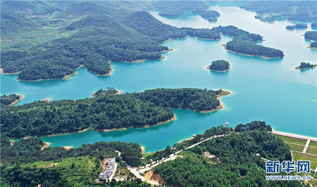 航拍云南摆龙湖：山清水秀景色美