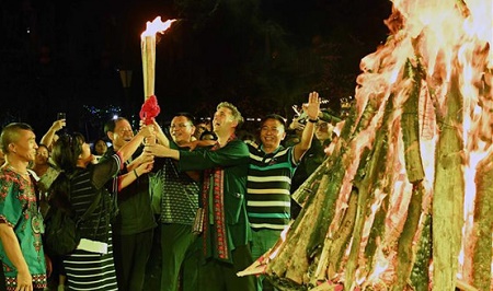 云南楚雄彝人古镇欢庆火把节