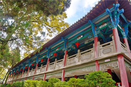 云南建筑大观：袅袅轻烟浮庙前