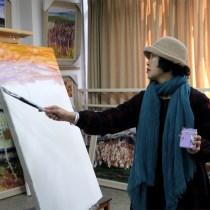 诗人海男跨界“玩”画画 携百幅作品昆明办展