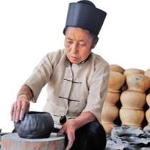 云南芒市六旬老人坚守傣族传统制陶技艺