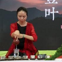 12位茶艺师云集茶博会展示比拼沏茶技艺