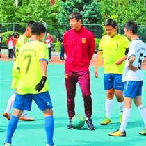 国青队进校园与学子快乐互动