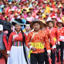 近百对有情人“情定泸沽湖”体验摩梭婚俗