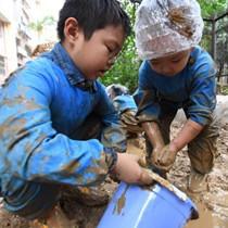 抓泥鳅、打泥仗 学童体验“回归自然”主题课堂