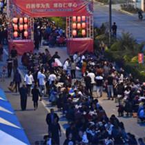 昆明东川摆188桌“烛光长街宴”为老人送祝福