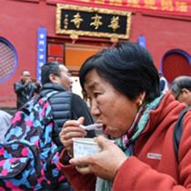 昆明华亭寺腊八粥吸引民众
