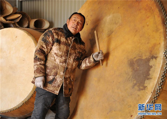 河北泊头：古法制鼓迎新春