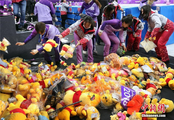 平昌冬奥会花样滑冰场地“小志愿者”活泼可爱